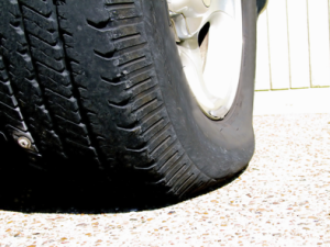 danos no pneu: prego enferrujado