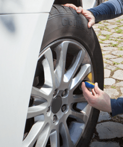 La mesure de la pression du pneu