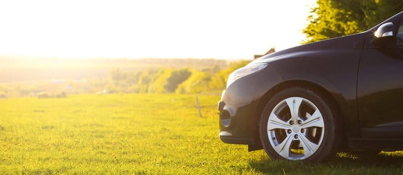 Pneus été sur une voiture lors d’un trajet ensoleillé en Belgique au printemps ou en été