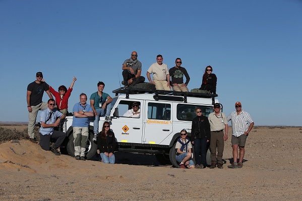 Namibia Reisegruppe auf Land Rover