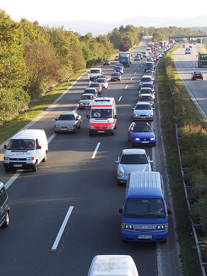 Wie wird auf der Autobahn die Rettungsgasse richtig gebildet?