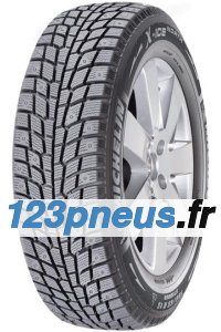 Traction optimale même sur glace grâce aux clous intégrés de 1,2mm de haut. Adhérence et guidage latéral, assurés par les clous et par le nombre élevé de lamelles bidirectionnelles. Évacuation de l’eau et de la neige fondue assurée par les canaux longitudinaux et le profil, ce qui réduit le risque d’aquaplaning. Clous retenus dans le mélange de gomme spécial même lors de fortes sollicitations.